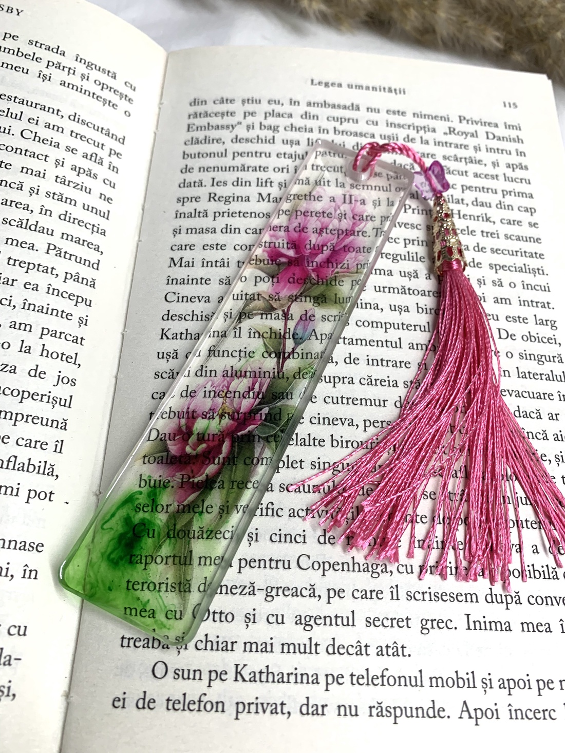 Semn de carte handmade unicat - din rasina - cărți și creații cu tematică muzicală, cadouri - semn de carte - Artynos.ro Semn de carte handmade unicat - din rasina - cărți și creații cu tematică muzicală, cadouri - semn de carte - Artynos.ro