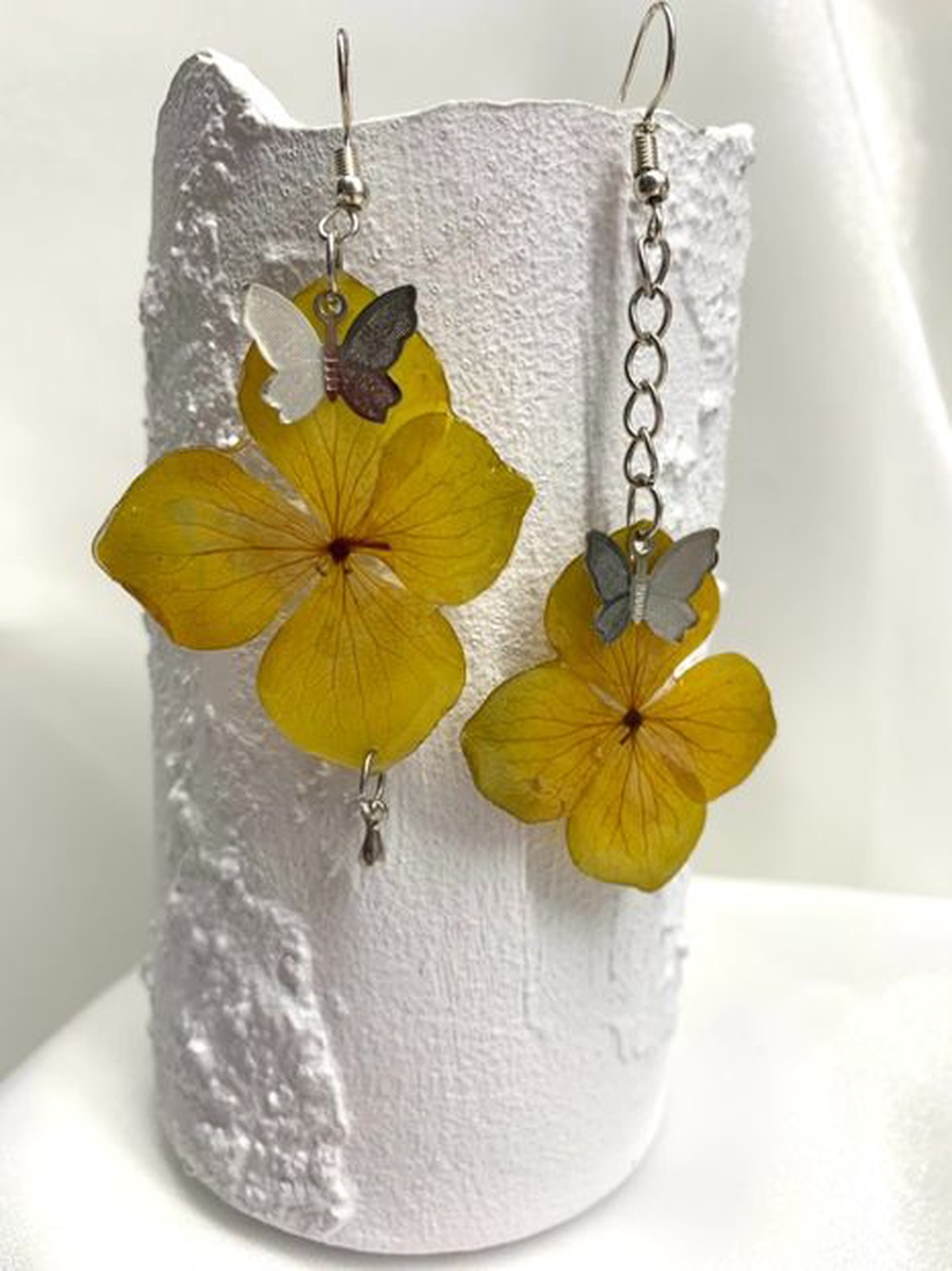 Cercei handmade unicat cu flori naturale și rășină 00775 - bijuterii - cercei - cercei agățați - Artynos.ro