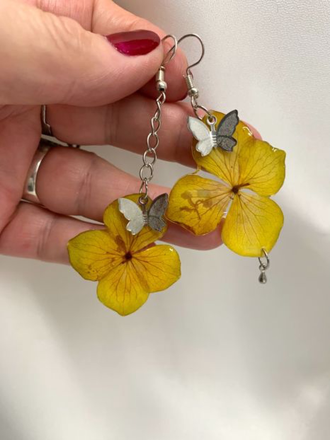 Cercei handmade unicat cu flori naturale și rășină 00775 - bijuterii - cercei - cercei agățați - Artynos.ro