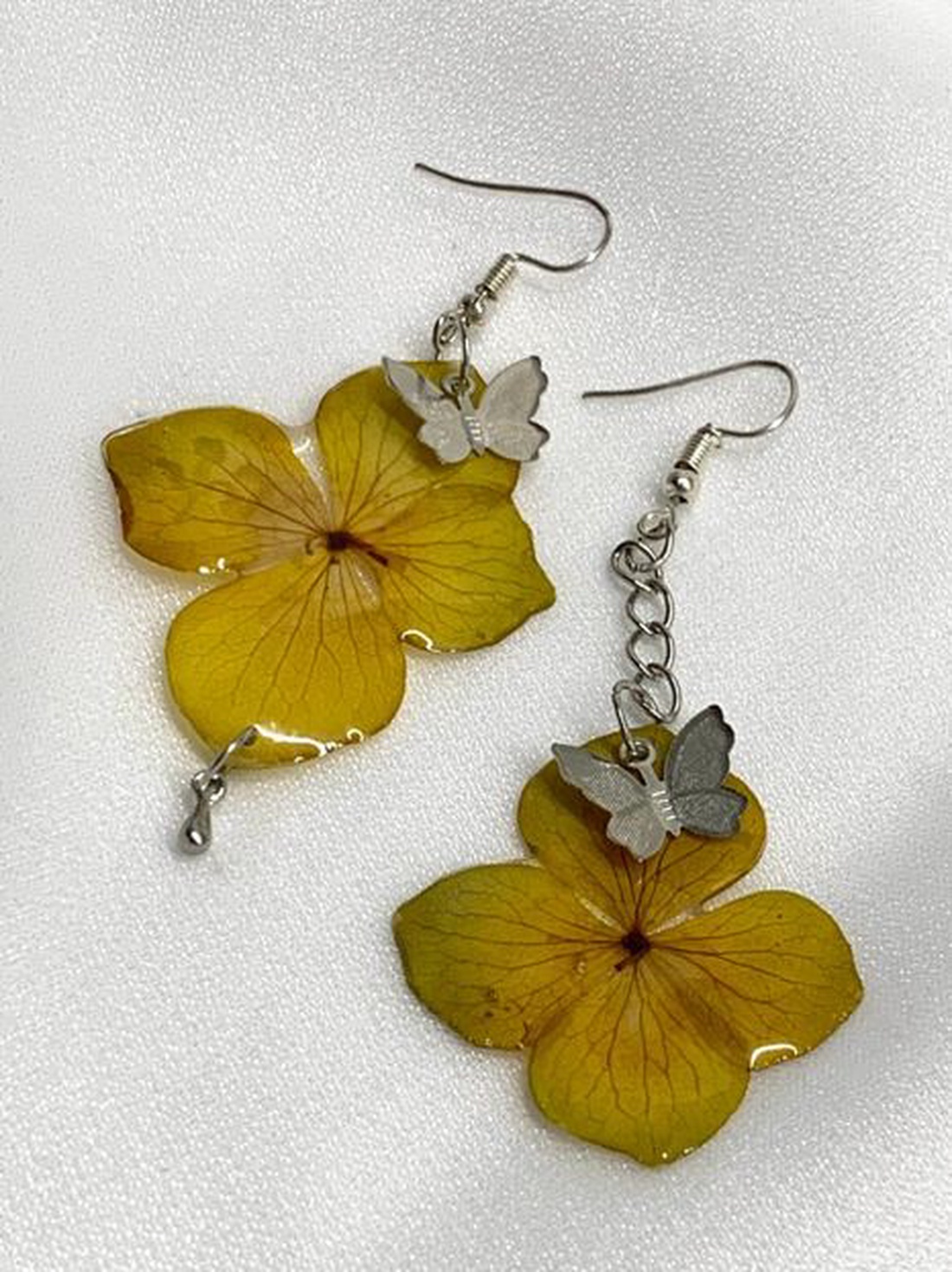 Cercei handmade unicat cu flori naturale și rășină 00775 - bijuterii - cercei - cercei agățați - Artynos.ro