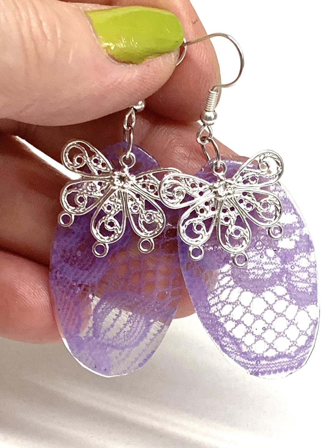 cercei handmade unicat - rasina-dantela brodata - bijuterii - cercei - cercei agățați - Artynos.ro cercei handmade unicat - rasina-dantela brodata - bijuterii - cercei - cercei agățați - Artynos.ro