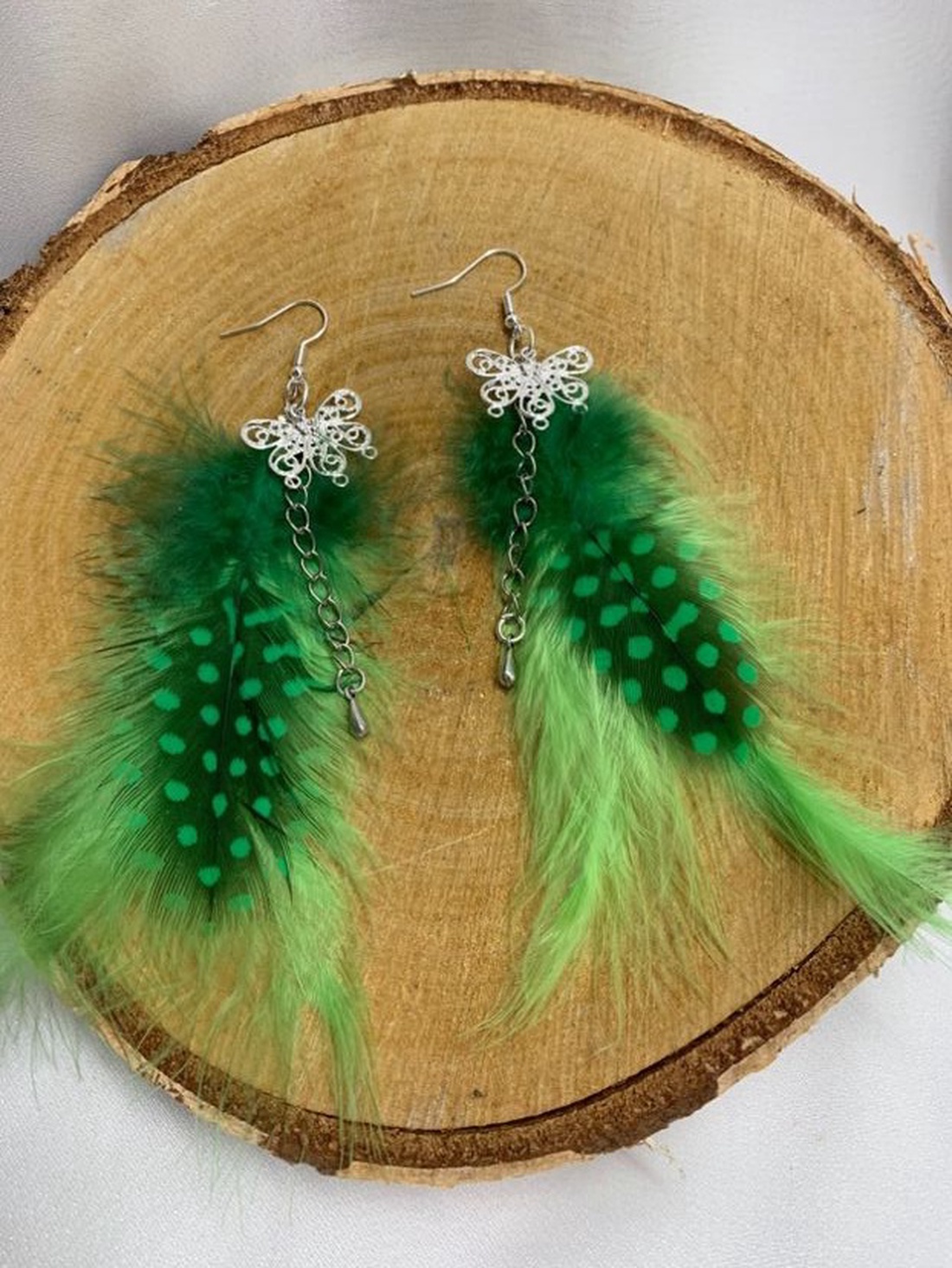 Cercei handmade din pene naturale - bijuterii - cercei - cercei agățați - Artynos.ro Cercei handmade din pene naturale - bijuterii - cercei - cercei agățați - Artynos.ro