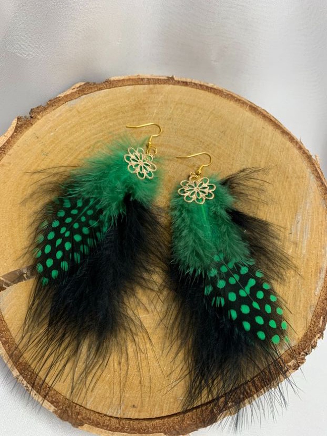 Cercei handmade din pene naturale - bijuterii - cercei - cercei agățați - Artynos.ro Cercei handmade din pene naturale - bijuterii - cercei - cercei agățați - Artynos.ro