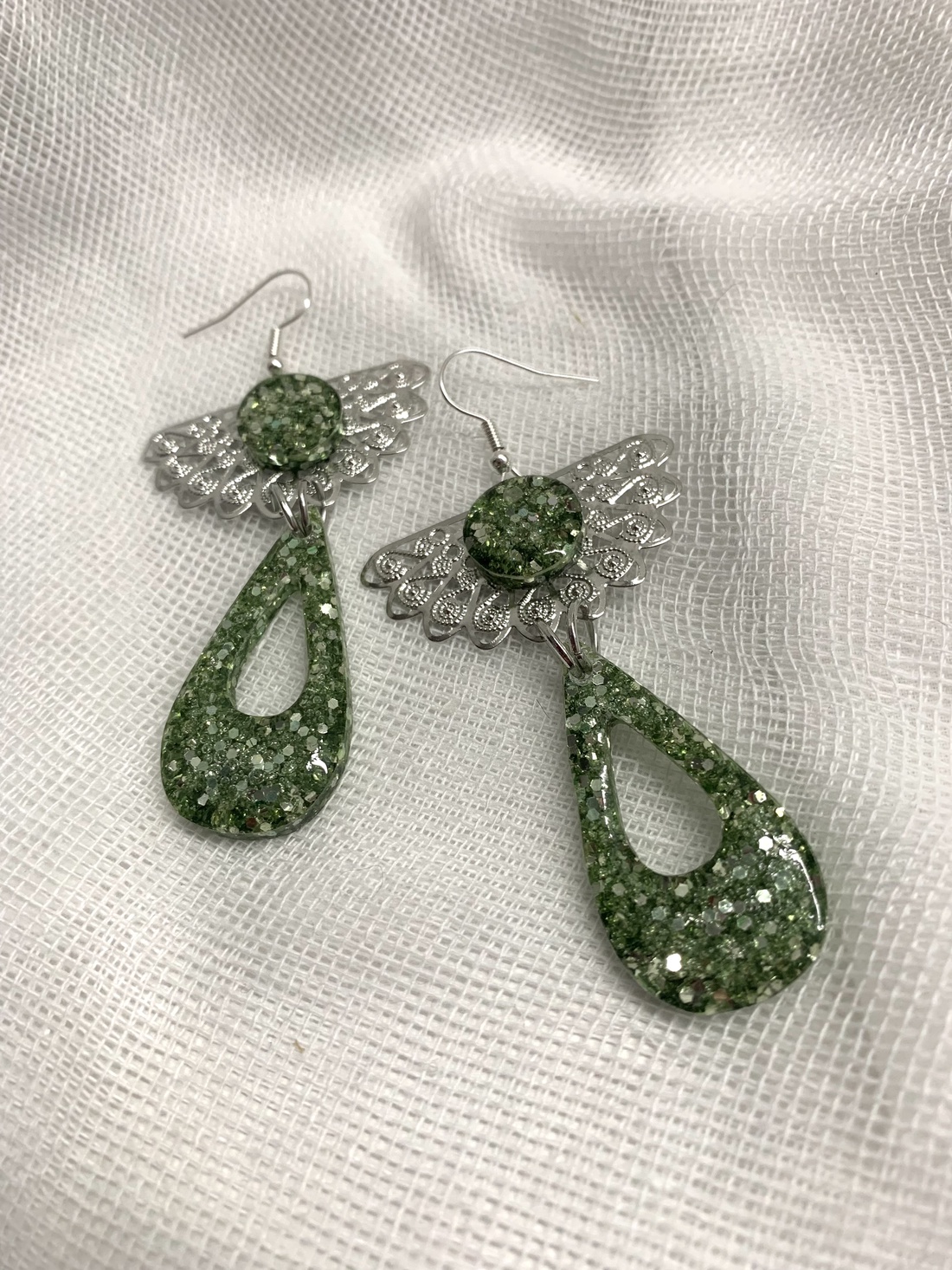 Cercei handmade unicat din rasina - bijuterii - cercei - cercei agățați - Artynos.ro Cercei handmade unicat din rasina - bijuterii - cercei - cercei agățați - Artynos.ro