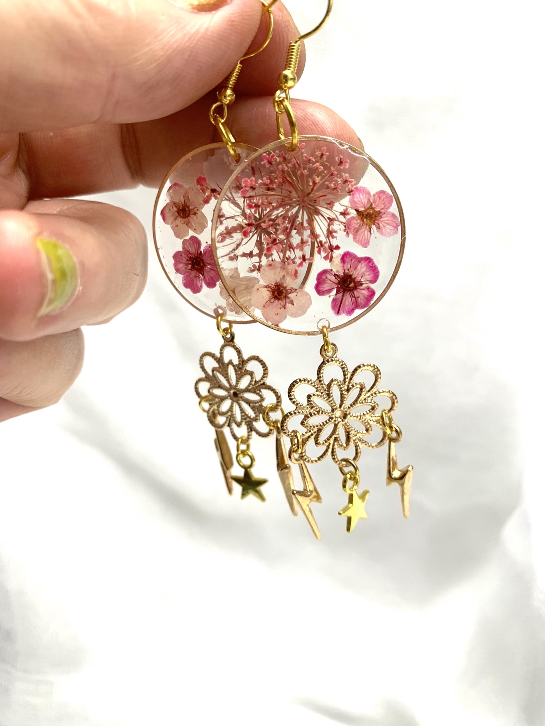 cercei handmade unicat din rasina si flori naturale - bijuterii - cercei - cercei agățați - Artynos.ro cercei handmade unicat din rasina si flori naturale - bijuterii - cercei - cercei agățați - Artynos.ro