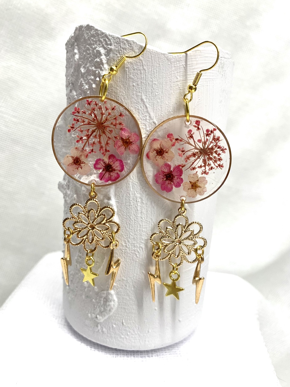 cercei handmade unicat din rasina si flori naturale - bijuterii - cercei - cercei agățați - Artynos.ro cercei handmade unicat din rasina si flori naturale - bijuterii - cercei - cercei agățați - Artynos.ro