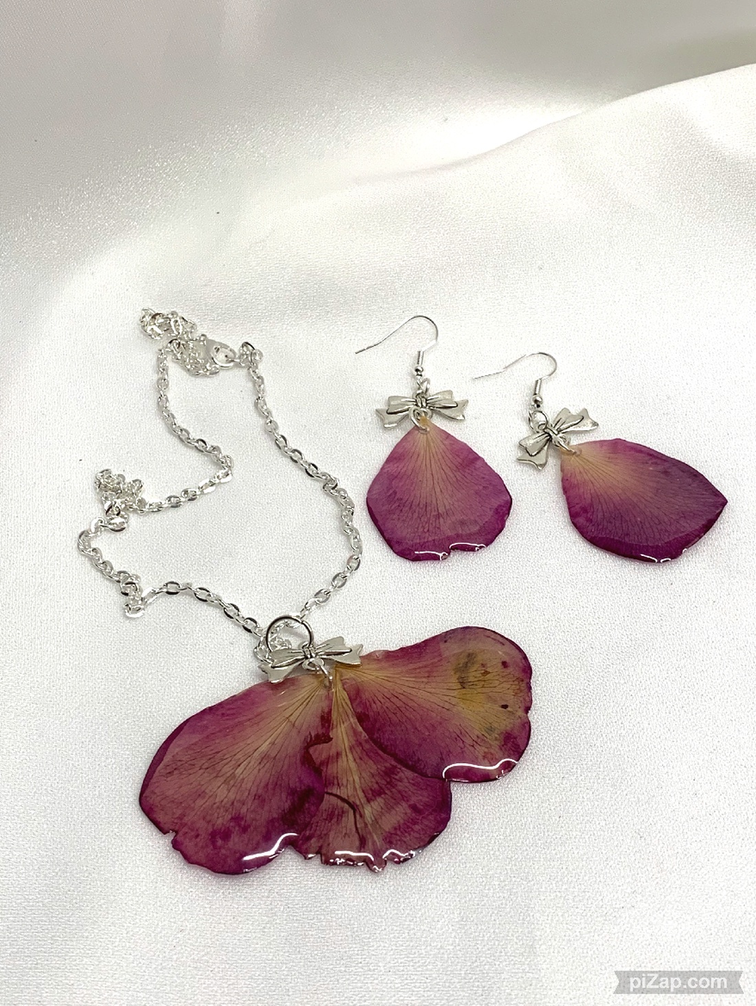 Set Bijuterii handmade unicat din rasina si flori naturale - accesorii nuntă - bijuterii mireasă - set bijuterii de mireasă - Artynos.ro Set Bijuterii handmade unicat din rasina si flori naturale - accesorii nuntă - bijuterii mireasă - set bijuterii de mireasă - Artynos.ro