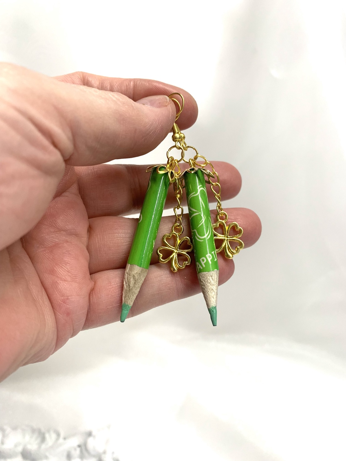 Cercei handmade -unicat din creioane colorate - bijuterii - cercei - cercei agățați - Artynos.ro Cercei handmade -unicat din creioane colorate - bijuterii - cercei - cercei agățați - Artynos.ro