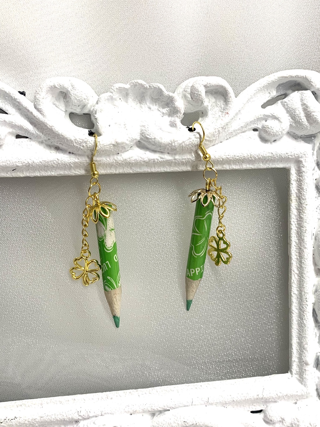 Cercei handmade -unicat din creioane colorate - bijuterii - cercei - cercei agățați - Artynos.ro Cercei handmade -unicat din creioane colorate - bijuterii - cercei - cercei agățați - Artynos.ro