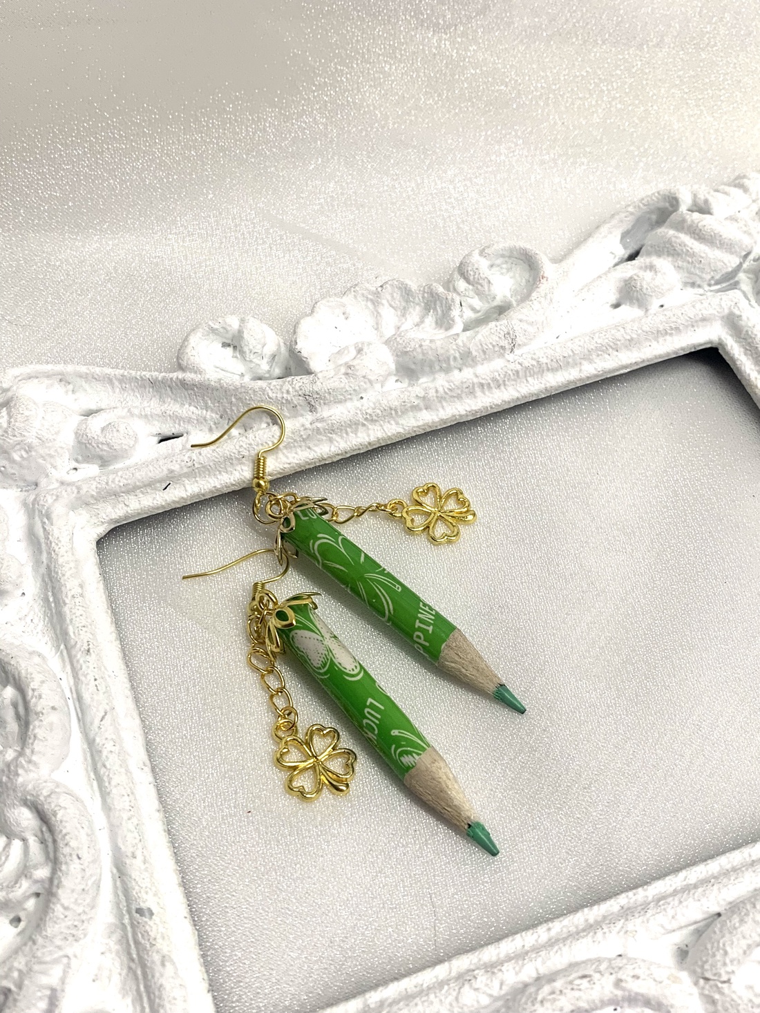 Cercei handmade -unicat din creioane colorate - bijuterii - cercei - cercei agățați - Artynos.ro Cercei handmade -unicat din creioane colorate - bijuterii - cercei - cercei agățați - Artynos.ro