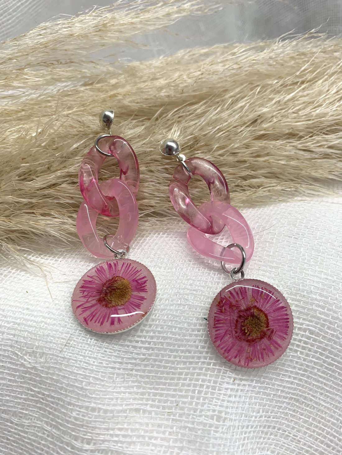 Cercei handmade unicat cu flori naturale și rășină - bijuterii - cercei - cercei agățați - Artynos.ro Cercei handmade unicat cu flori naturale și rășină - bijuterii - cercei - cercei agățați - Artynos.ro