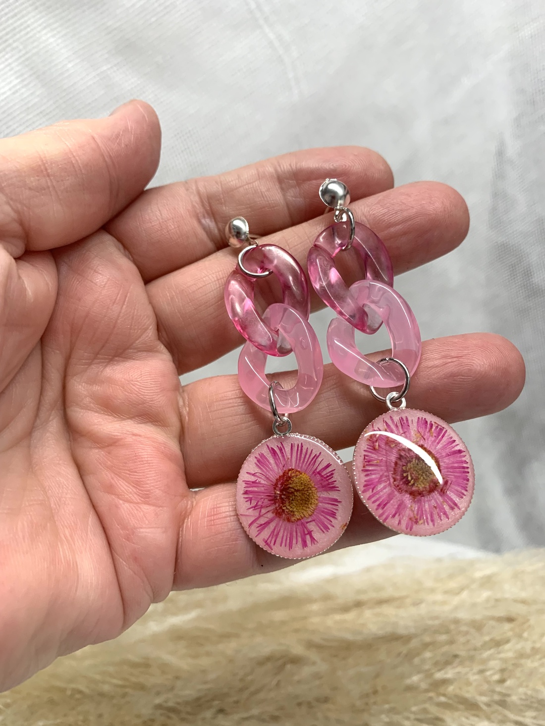 Cercei handmade unicat cu flori naturale și rășină - bijuterii - cercei - cercei agățați - Artynos.ro Cercei handmade unicat cu flori naturale și rășină - bijuterii - cercei - cercei agățați - Artynos.ro