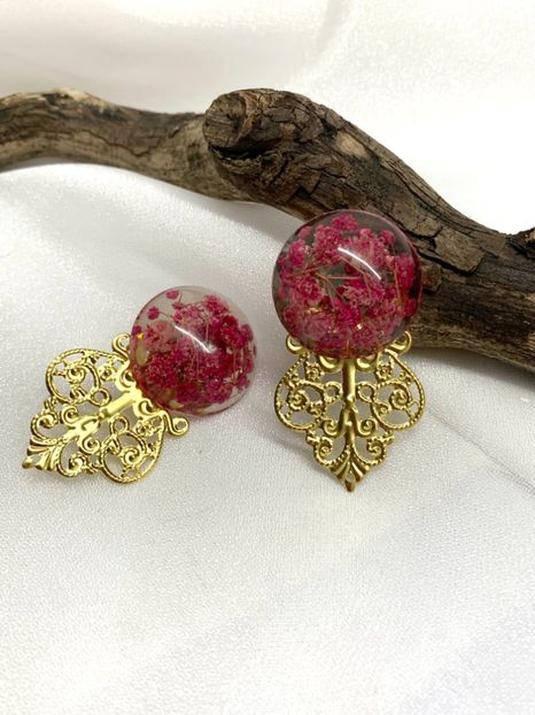 cercei handmade unicat din rasina si flori naturale 00052 - bijuterii - cercei - cercei rotunzi - Artynos.ro cercei handmade unicat din rasina si flori naturale 00052 - bijuterii - cercei - cercei rotunzi - Artynos.ro