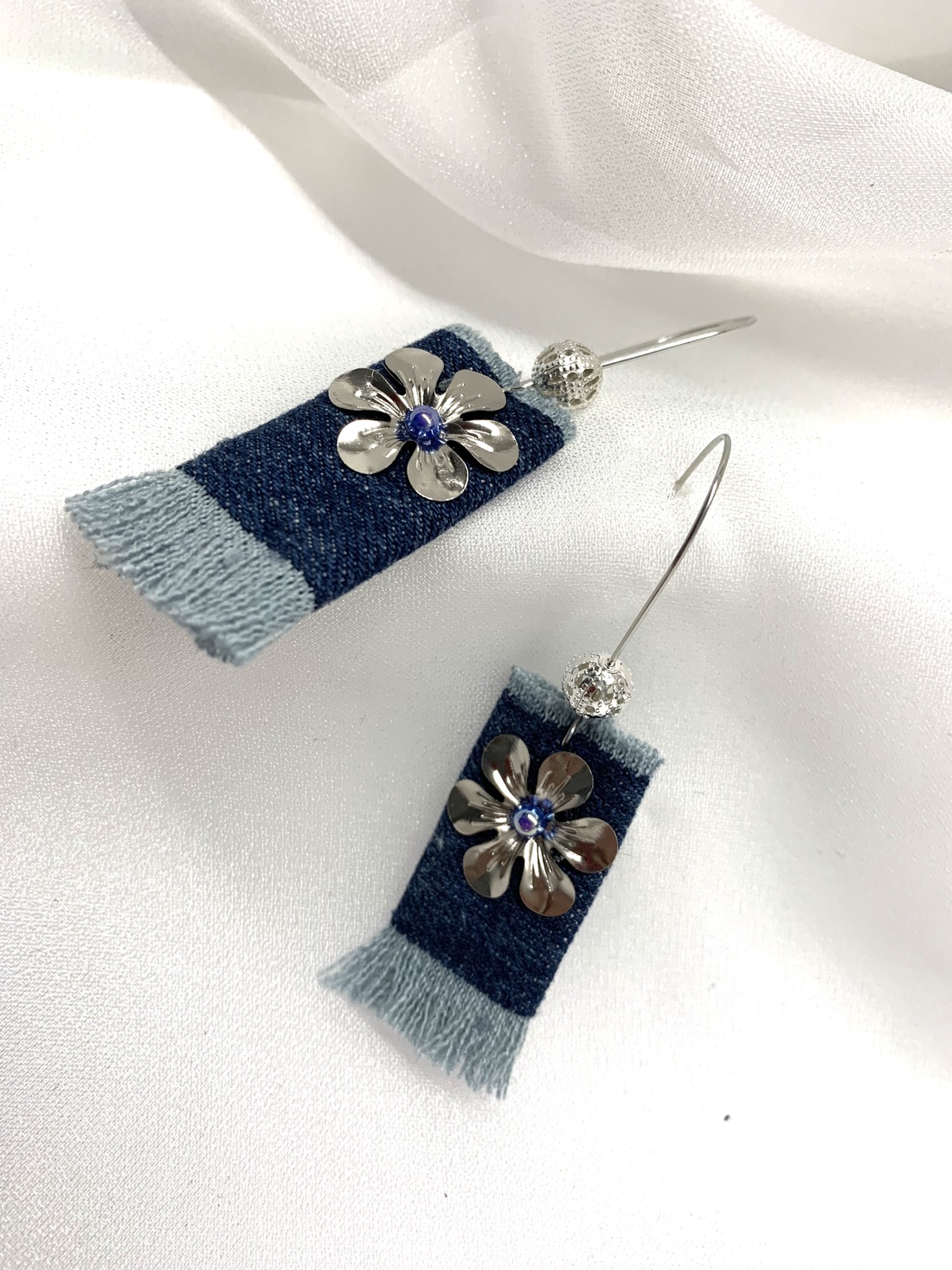 Cercei handmade unicat din denim albastru 00075 - bijuterii - cercei - cercei drop - Artynos.ro Cercei handmade unicat din denim albastru 00075 - bijuterii - cercei - cercei drop - Artynos.ro