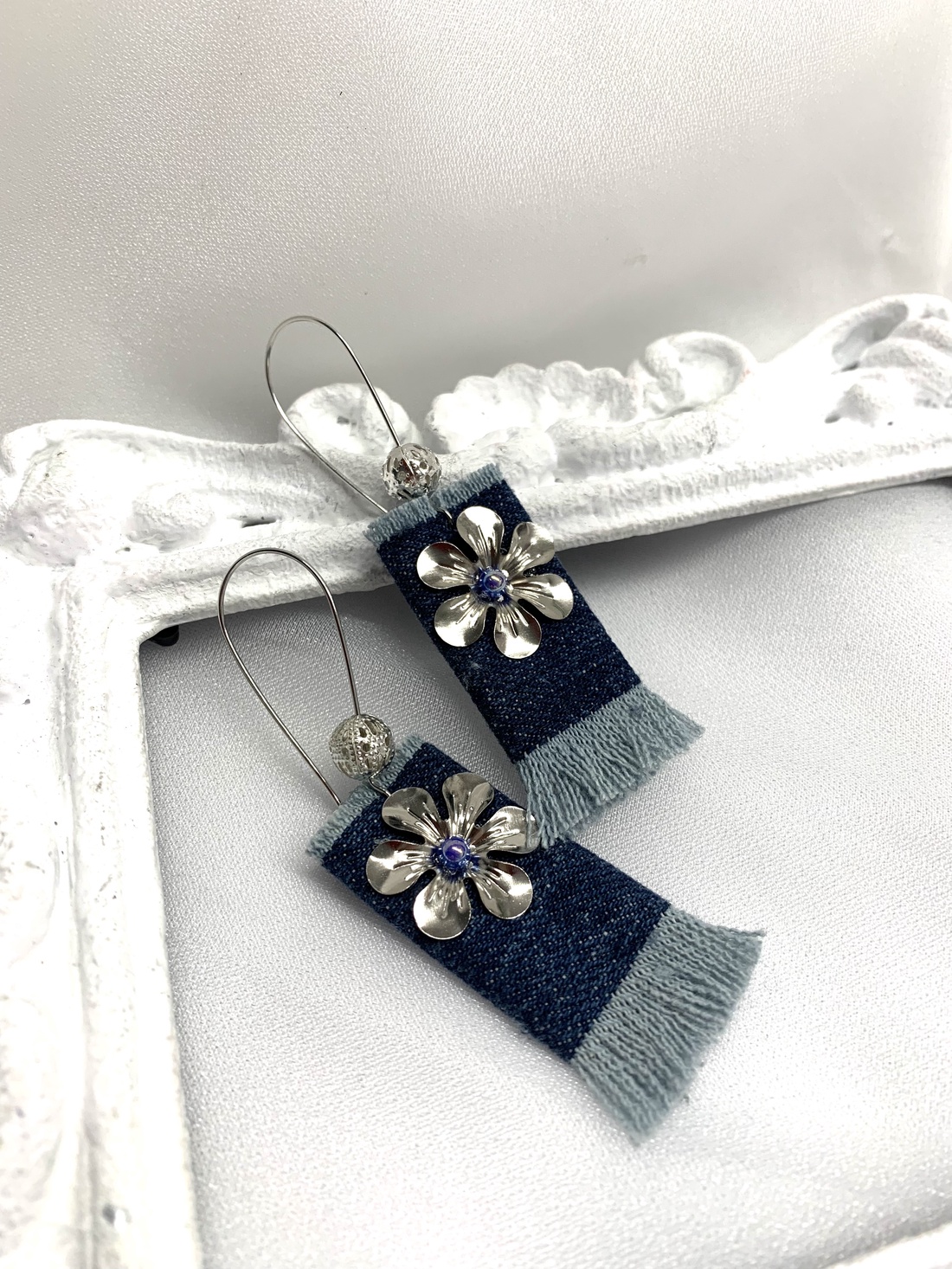 Cercei handmade unicat din denim albastru 00075 - bijuterii - cercei - cercei drop - Artynos.ro Cercei handmade unicat din denim albastru 00075 - bijuterii - cercei - cercei drop - Artynos.ro