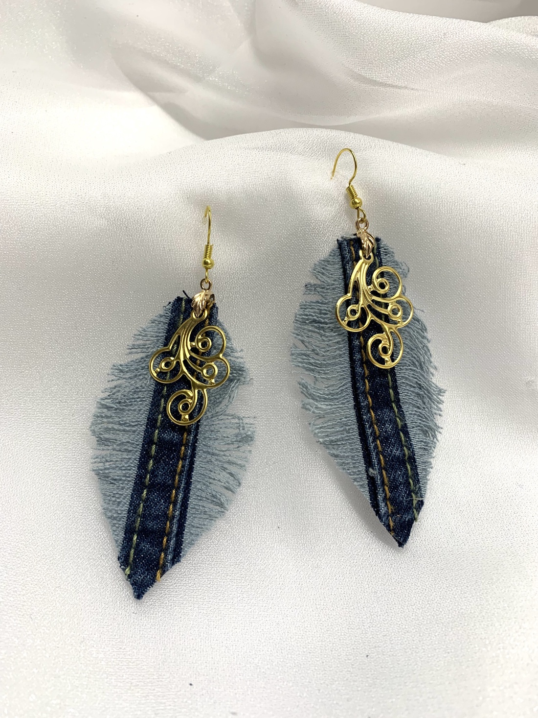 Cercei handmade unicat din denim albastru 00079 - bijuterii - cercei - cercei drop - Artynos.ro Cercei handmade unicat din denim albastru 00079 - bijuterii - cercei - cercei drop - Artynos.ro