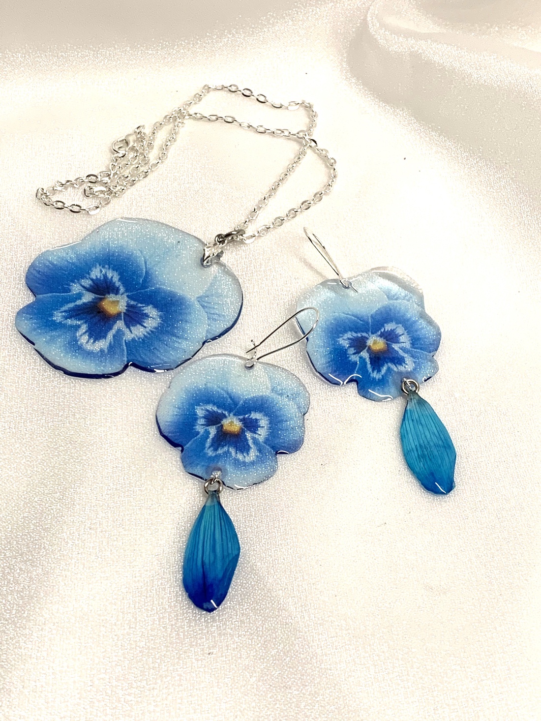 Set bijuterii handmade unicat din rășină si flori naturale 00522 - - Artynos.ro Set bijuterii handmade unicat din rășină si flori naturale 00522 - - Artynos.ro