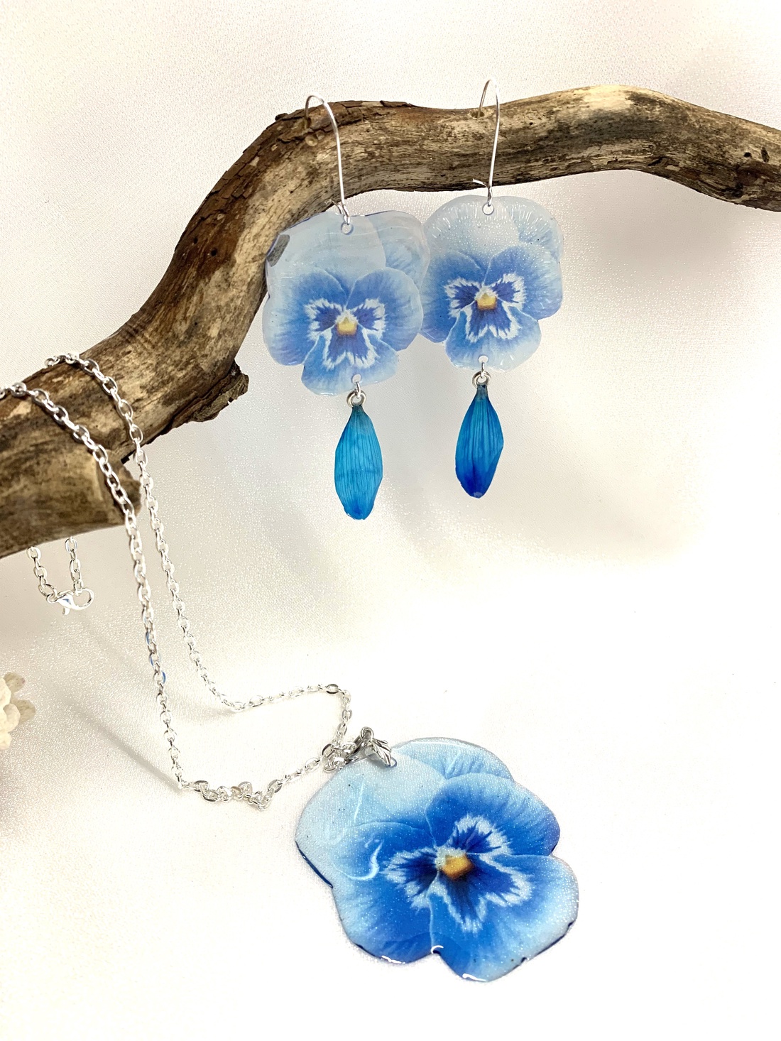 Set bijuterii handmade unicat din rășină si flori naturale 00522 - - Artynos.ro Set bijuterii handmade unicat din rășină si flori naturale 00522 - - Artynos.ro