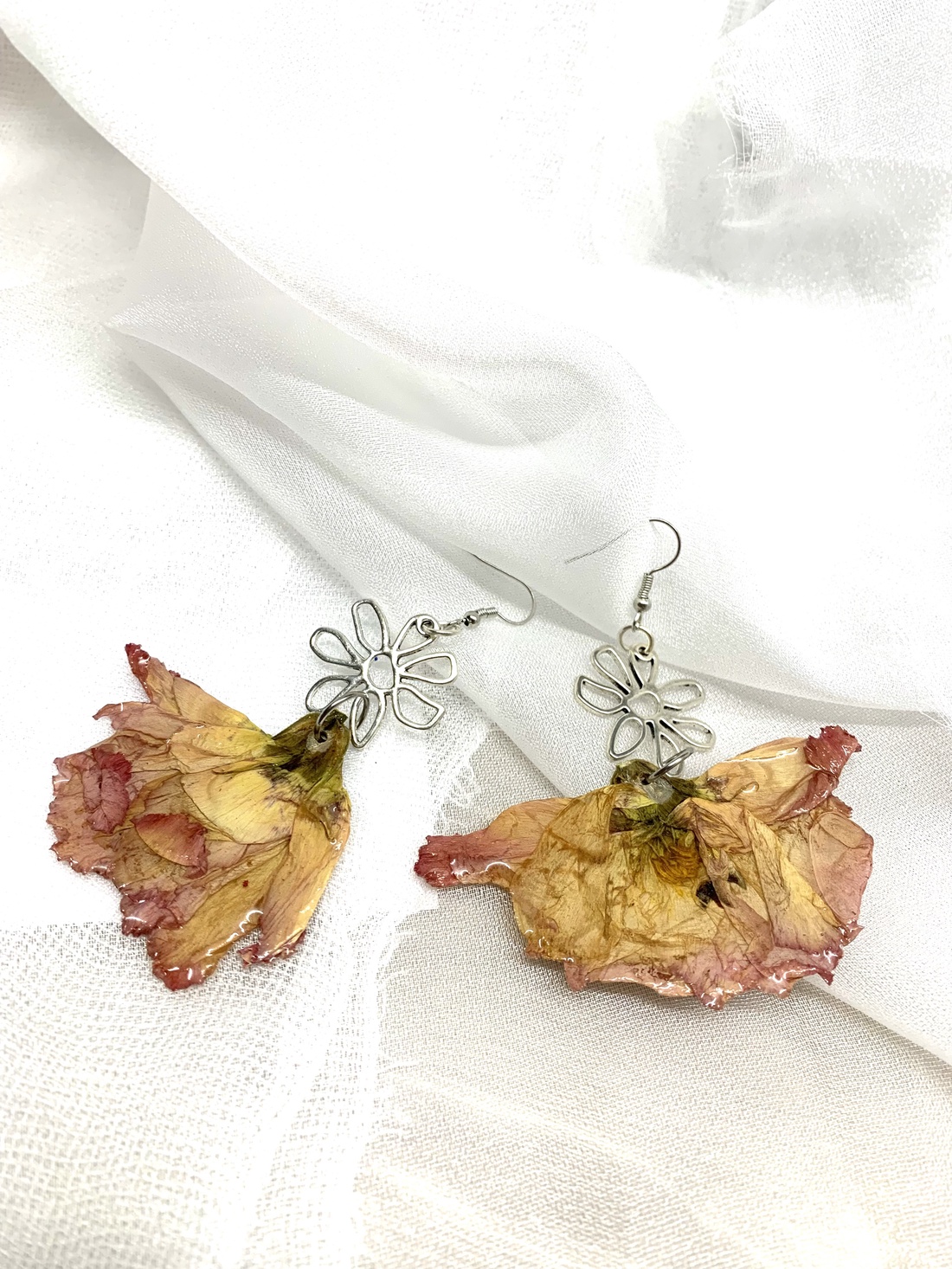 cercei handmade unicat din rasina si flori naturale 00531 - - Artynos.ro cercei handmade unicat din rasina si flori naturale 00531 - - Artynos.ro