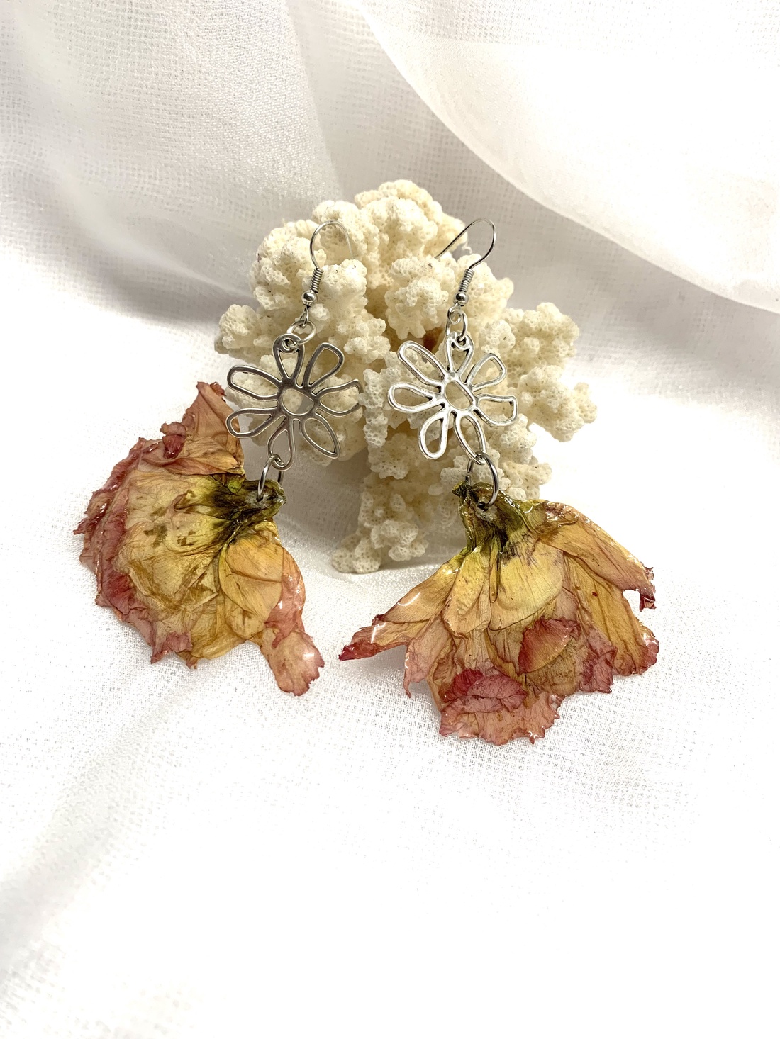 cercei handmade unicat din rasina si flori naturale 00531 - - Artynos.ro cercei handmade unicat din rasina si flori naturale 00531 - - Artynos.ro