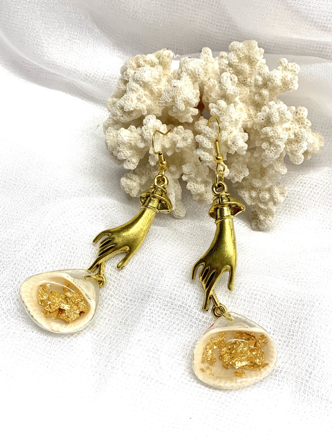 cercei handmade unicat din rasina si scoici naturale 00536 - - Artynos.ro cercei handmade unicat din rasina si scoici naturale 00536 - - Artynos.ro