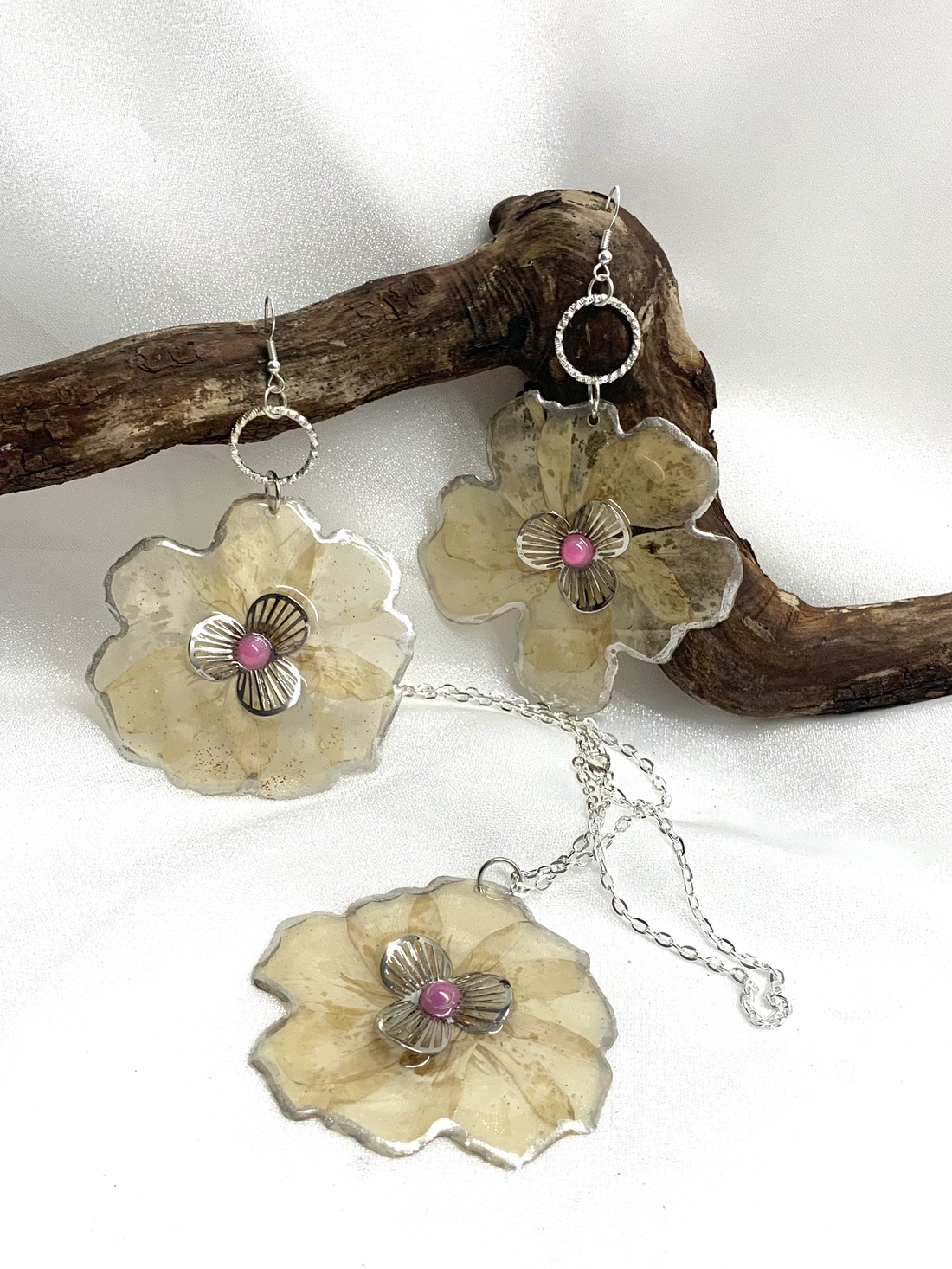 Set bijuterii handmade unicat din rasina si flori naturale 00569 - - Artynos.ro Set bijuterii handmade unicat din rasina si flori naturale 00569 - - Artynos.ro
