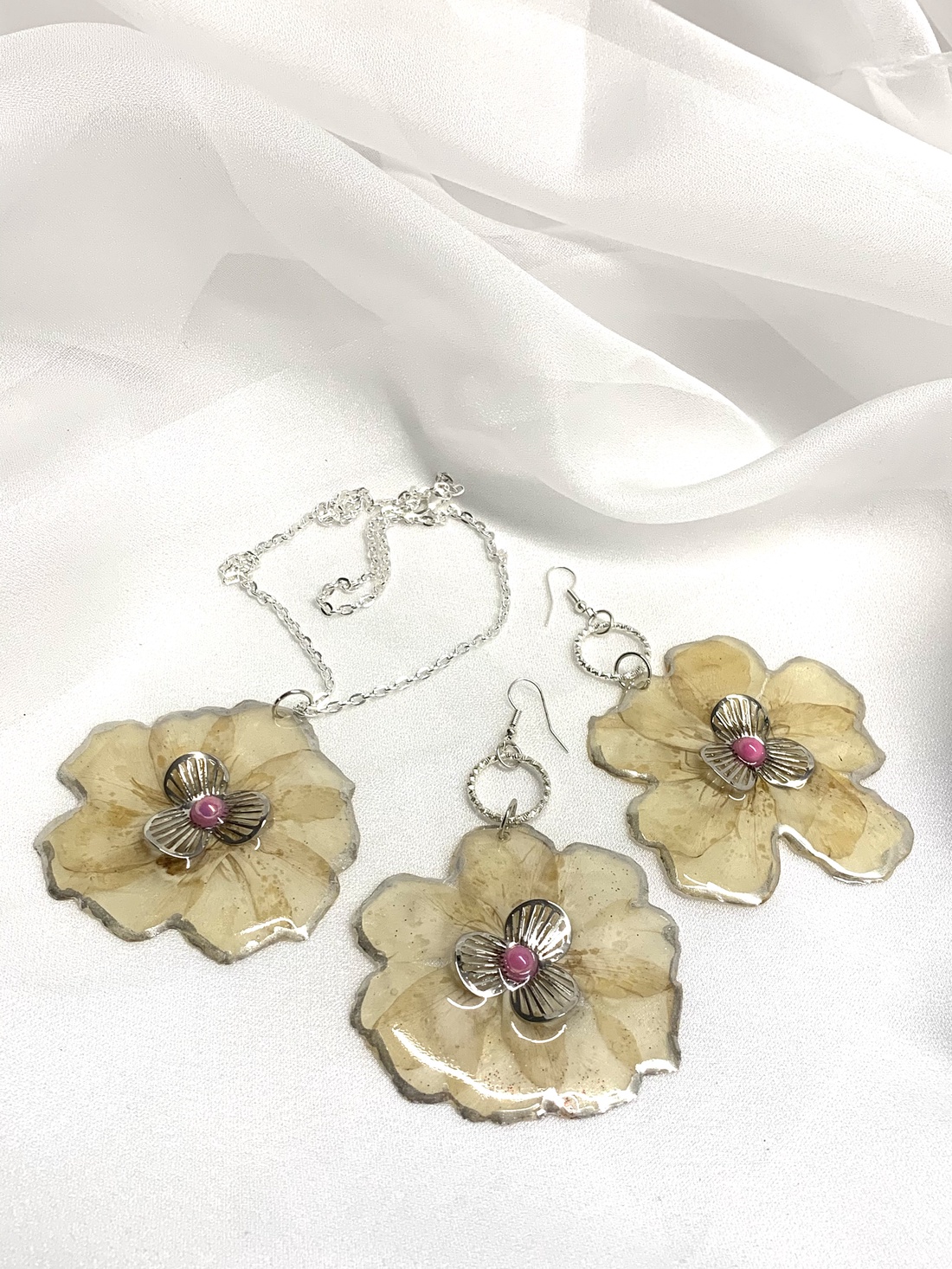 Set bijuterii handmade unicat din rasina si flori naturale 00569 - - Artynos.ro Set bijuterii handmade unicat din rasina si flori naturale 00569 - - Artynos.ro
