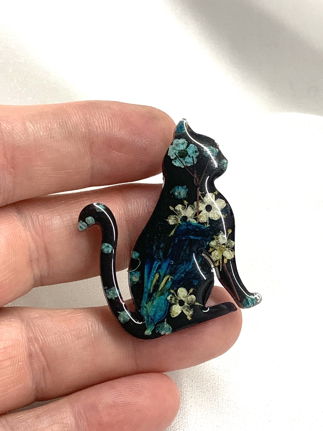 Broșă handmade unicat - din rasina 00589 - bijuterii - broșă, insigne - insigne - Artynos.ro Broșă handmade unicat - din rasina 00589 - bijuterii - broșă, insigne - insigne - Artynos.ro