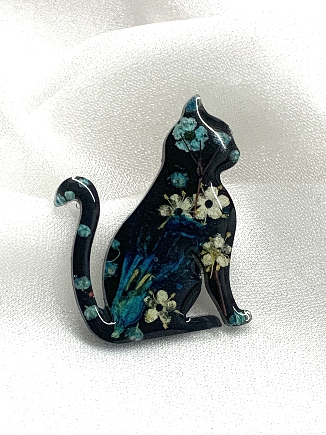 Broșă handmade unicat - din rasina 00589 - bijuterii - broșă, insigne - insigne - Artynos.ro Broșă handmade unicat - din rasina 00589 - bijuterii - broșă, insigne - insigne - Artynos.ro