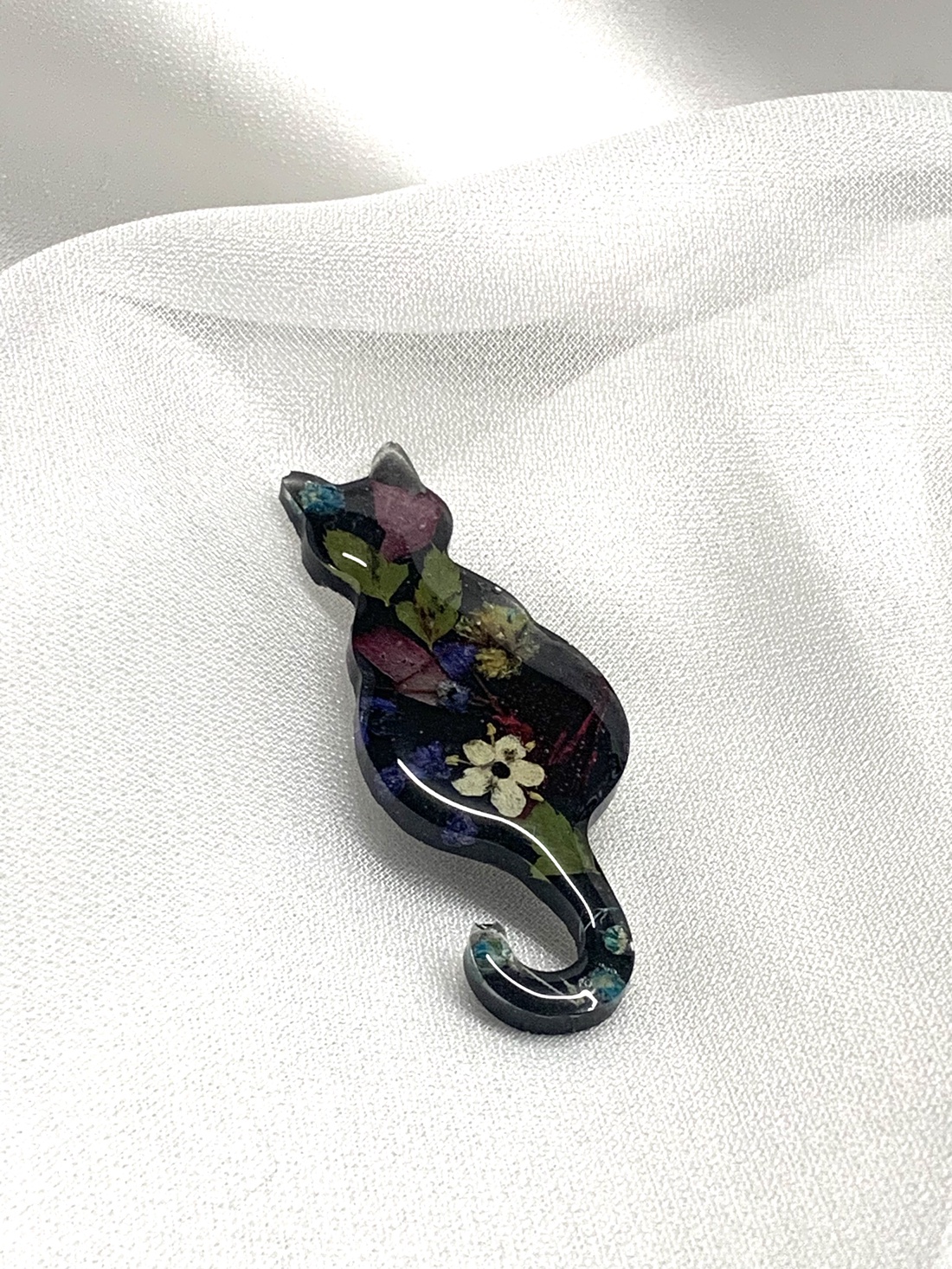 Broșă handmade unicat - din rasina 00590 - bijuterii - broșă, insigne - insigne - Artynos.ro Broșă handmade unicat - din rasina 00590 - bijuterii - broșă, insigne - insigne - Artynos.ro