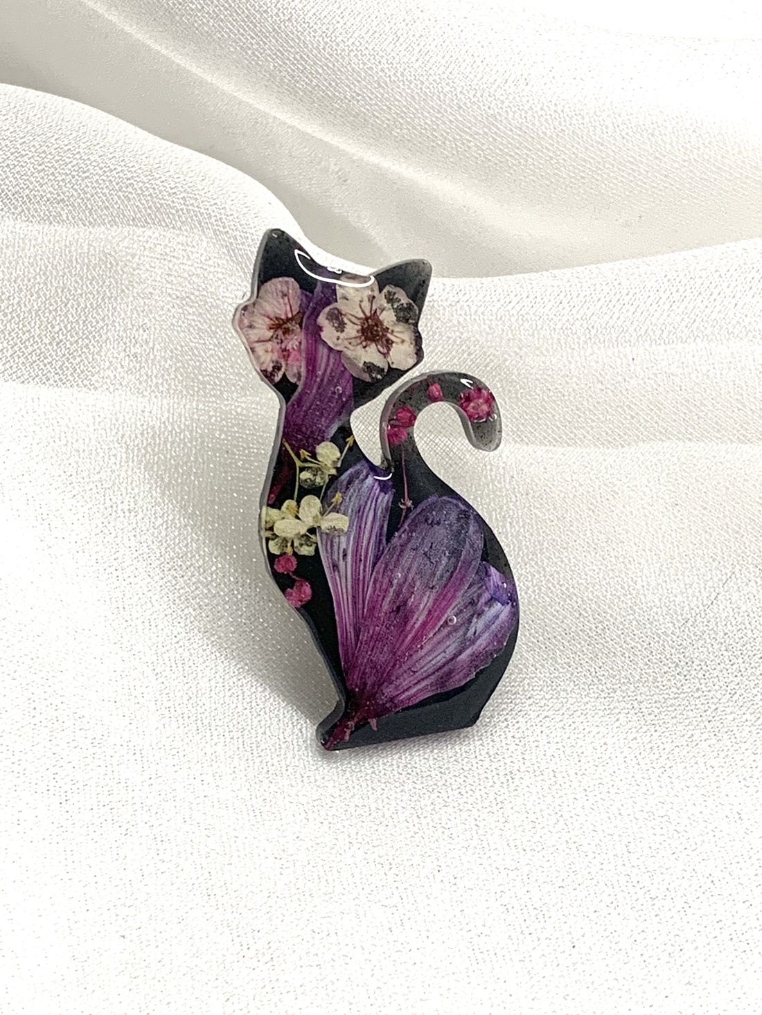 Broșă handmade unicat - din rasina 00591 - bijuterii - broșă, insigne - insigne - Artynos.ro Broșă handmade unicat - din rasina 00591 - bijuterii - broșă, insigne - insigne - Artynos.ro