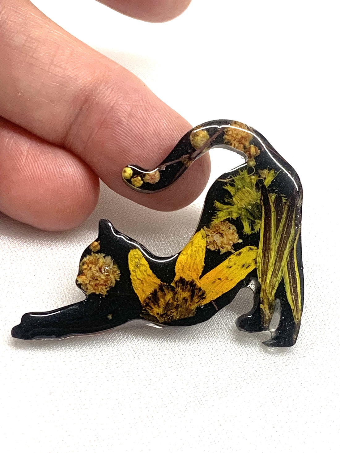 Broșă handmade unicat - din rasina 00592 - bijuterii - broșă, insigne - insigne - Artynos.ro Broșă handmade unicat - din rasina 00592 - bijuterii - broșă, insigne - insigne - Artynos.ro