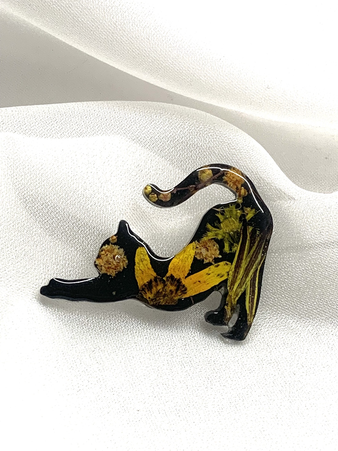 Broșă handmade unicat - din rasina 00592 - bijuterii - broșă, insigne - insigne - Artynos.ro Broșă handmade unicat - din rasina 00592 - bijuterii - broșă, insigne - insigne - Artynos.ro