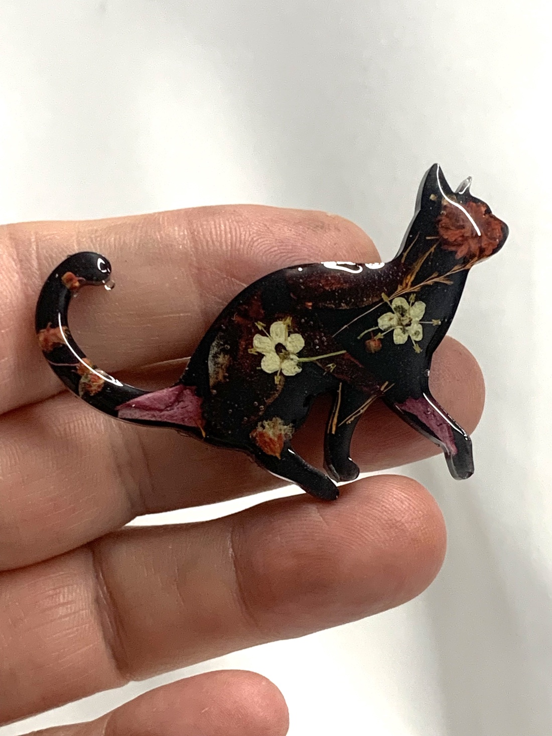 Broșă handmade unicat - din rasina 00593 - bijuterii - broșă, insigne - insigne - Artynos.ro Broșă handmade unicat - din rasina 00593 - bijuterii - broșă, insigne - insigne - Artynos.ro