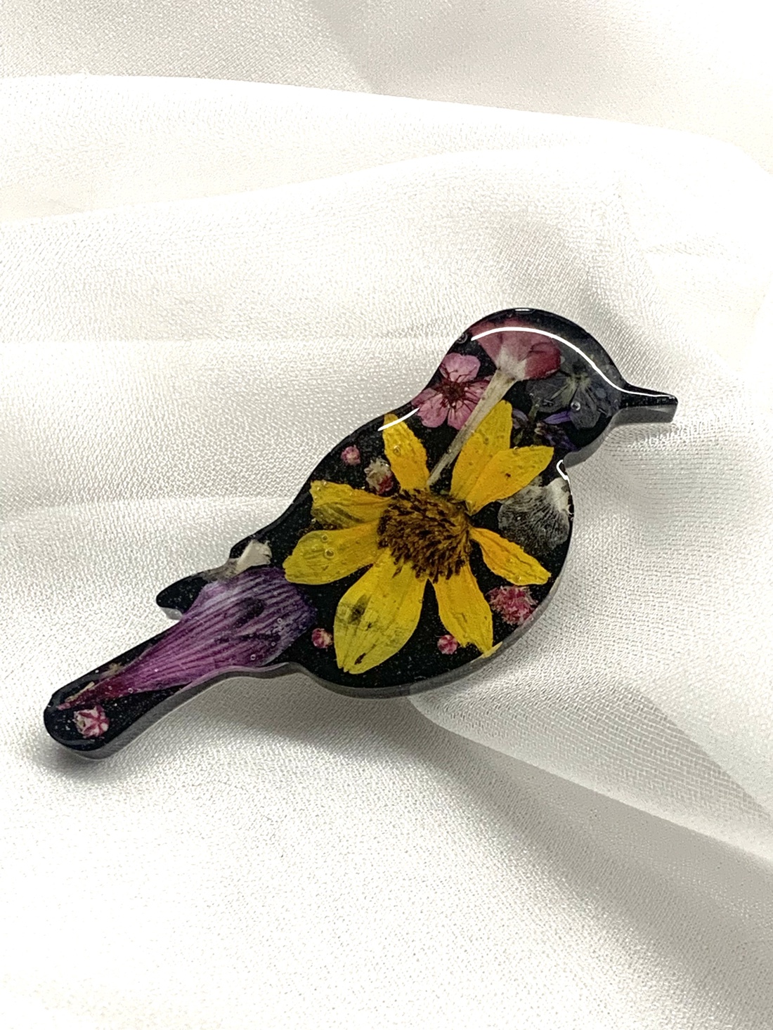Broșă handmade unicat - din rasina 00594 - bijuterii - broșă, insigne - insigne - Artynos.ro Broșă handmade unicat - din rasina 00594 - bijuterii - broșă, insigne - insigne - Artynos.ro