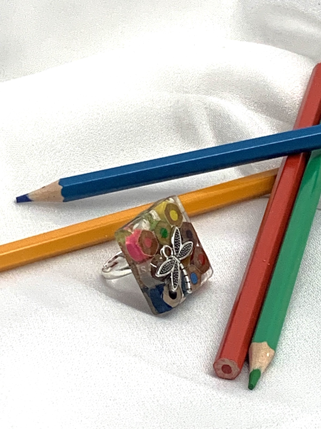 Inel handmade din creioane colorate si rasina 00589 - bijuterii - inele - inele figurate - Artynos.ro Inel handmade din creioane colorate si rasina 00589 - bijuterii - inele - inele figurate - Artynos.ro