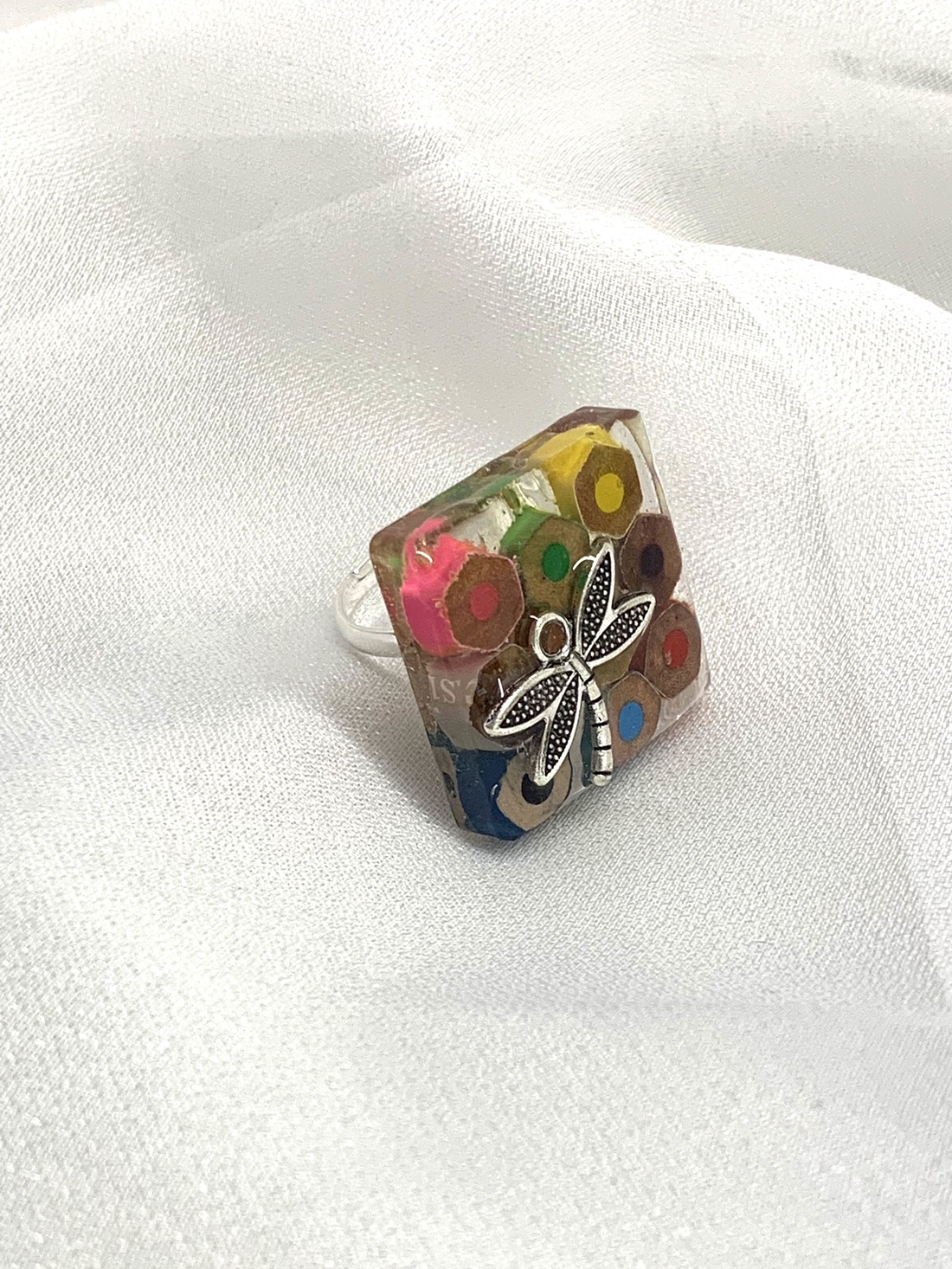 Inel handmade din creioane colorate si rasina 00589 - bijuterii - inele - inele figurate - Artynos.ro Inel handmade din creioane colorate si rasina 00589 - bijuterii - inele - inele figurate - Artynos.ro