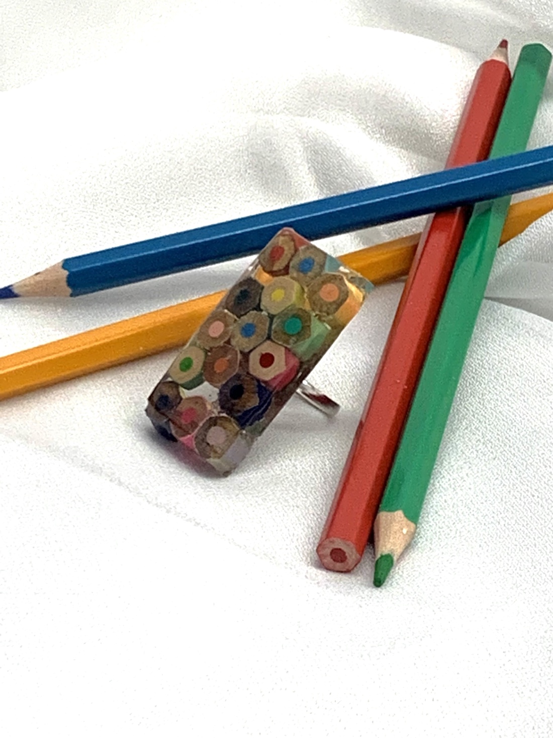 Inel handmade din creioane colorate si rasina 00590 - bijuterii - inele - inele figurate - Artynos.ro Inel handmade din creioane colorate si rasina 00590 - bijuterii - inele - inele figurate - Artynos.ro