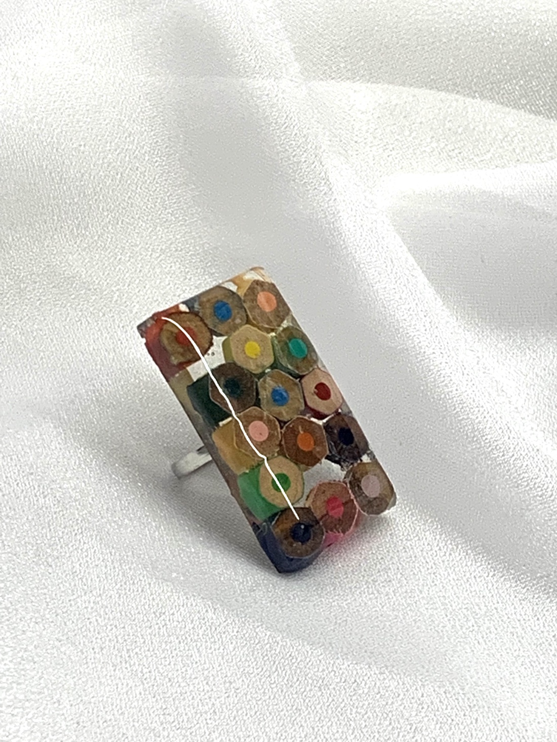 Inel handmade din creioane colorate si rasina 00590 - bijuterii - inele - inele figurate - Artynos.ro Inel handmade din creioane colorate si rasina 00590 - bijuterii - inele - inele figurate - Artynos.ro