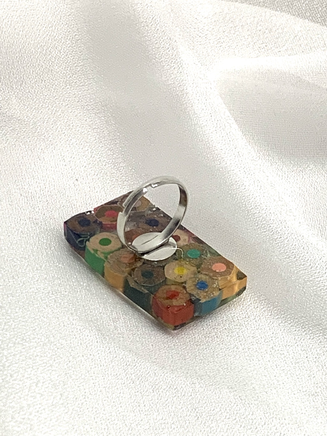 Inel handmade din creioane colorate si rasina 00590 - bijuterii - inele - inele figurate - Artynos.ro Inel handmade din creioane colorate si rasina 00590 - bijuterii - inele - inele figurate - Artynos.ro