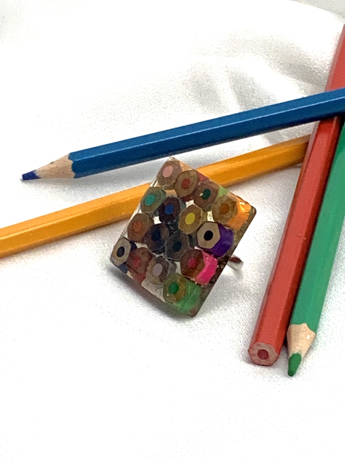 Inel handmade din creioane colorate si rasina 00591 - bijuterii - inele - inele figurate - Artynos.ro Inel handmade din creioane colorate si rasina 00591 - bijuterii - inele - inele figurate - Artynos.ro
