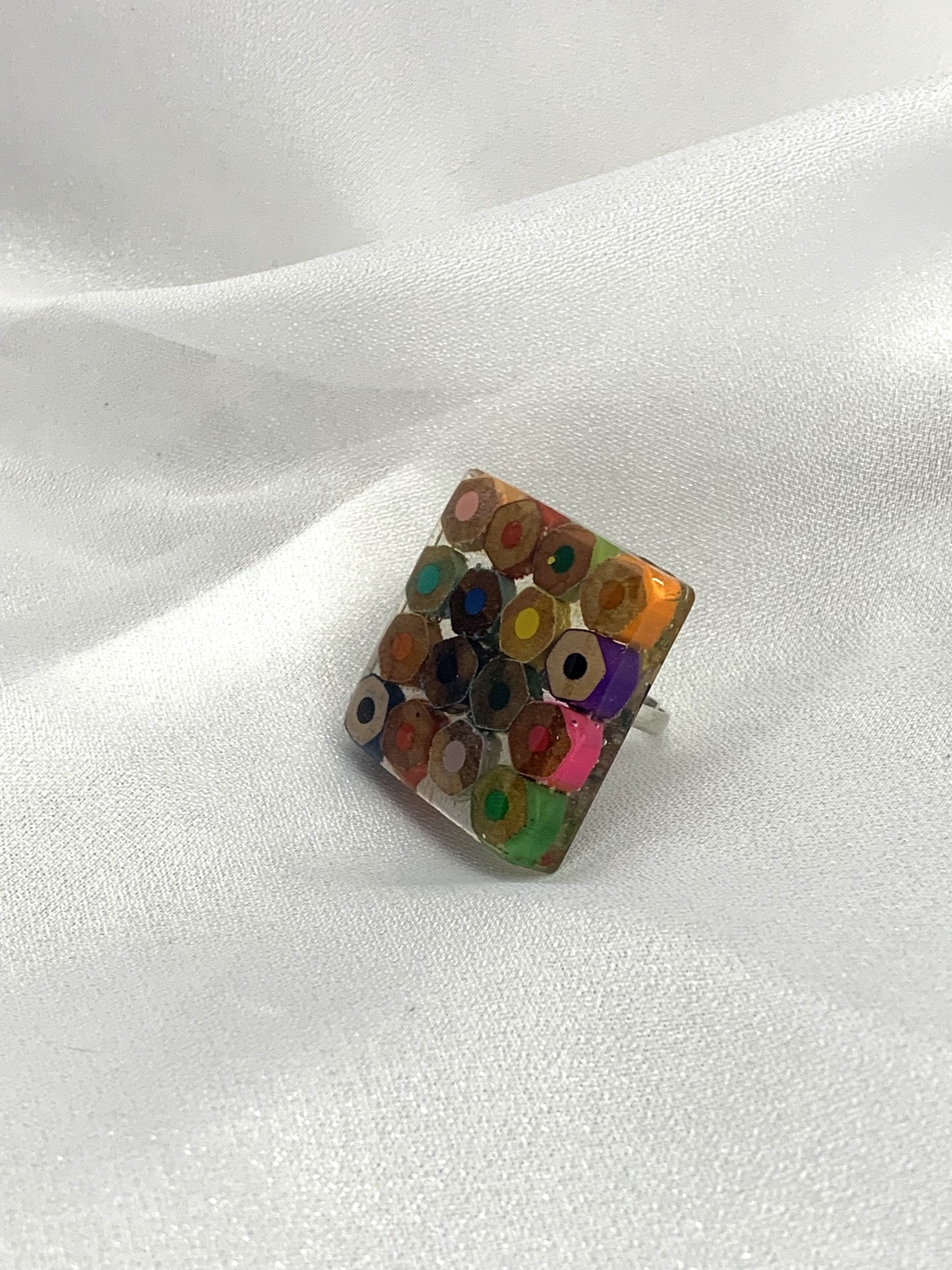 Inel handmade din creioane colorate si rasina 00591 - bijuterii - inele - inele figurate - Artynos.ro Inel handmade din creioane colorate si rasina 00591 - bijuterii - inele - inele figurate - Artynos.ro