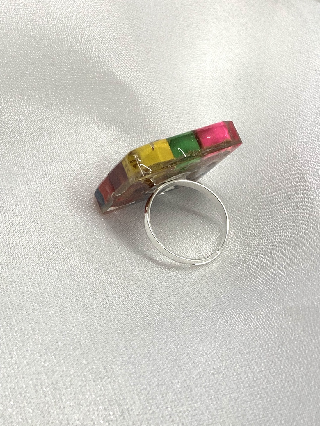 Inel handmade din creioane colorate si rasina 00591 - bijuterii - inele - inele figurate - Artynos.ro Inel handmade din creioane colorate si rasina 00591 - bijuterii - inele - inele figurate - Artynos.ro
