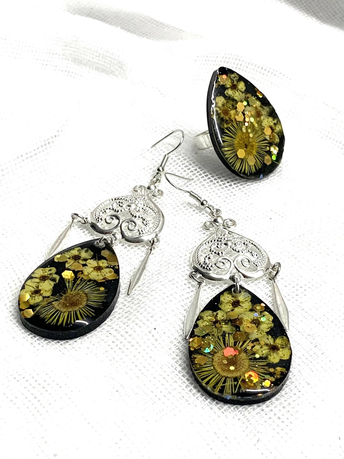 Set bijuterii handmade unicat din rașină și flori naturale 00687 - - Artynos.ro Set bijuterii handmade unicat din rașină și flori naturale 00687 - - Artynos.ro
