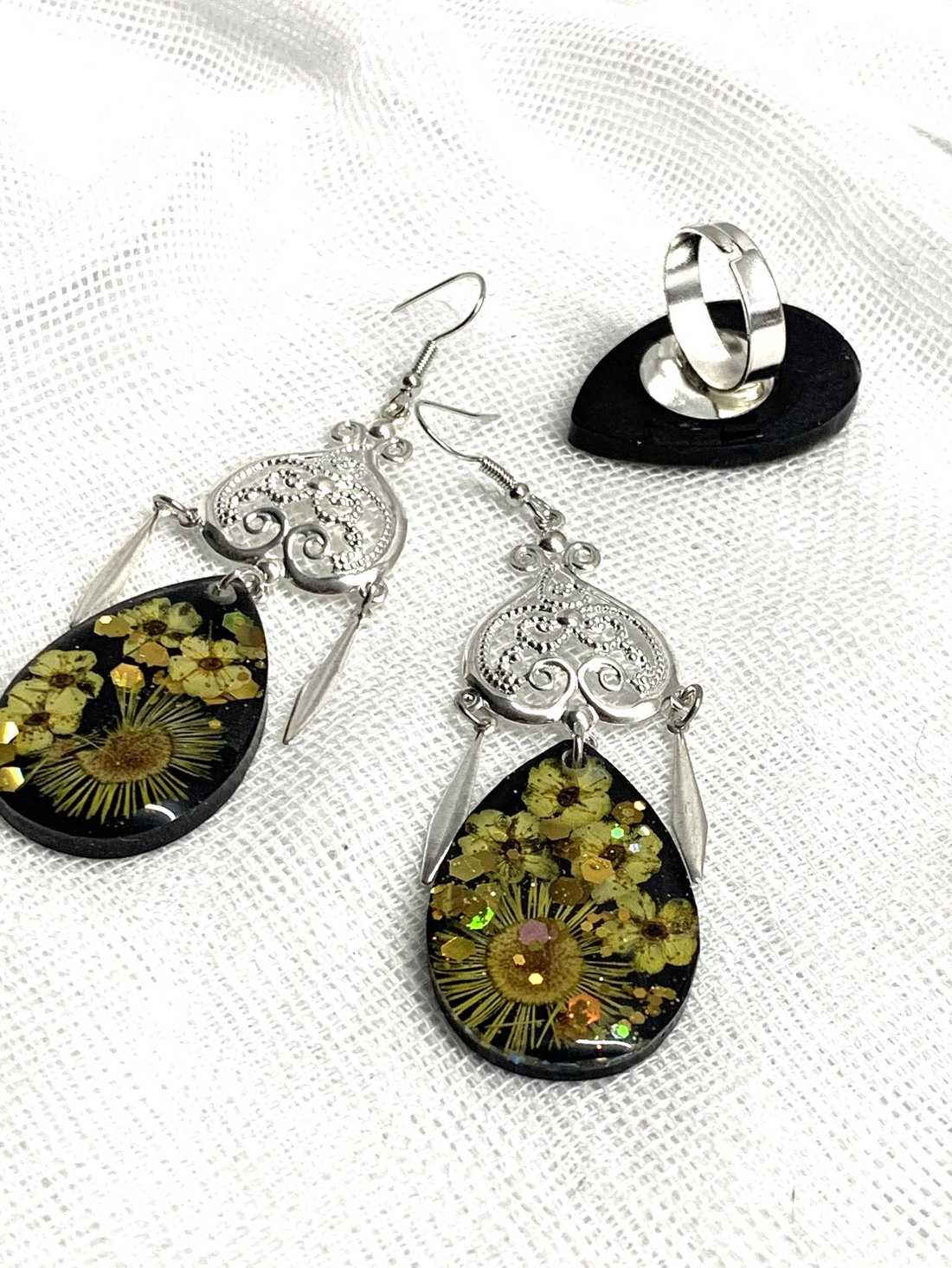 Set bijuterii handmade unicat din rașină și flori naturale 00687 - - Artynos.ro Set bijuterii handmade unicat din rașină și flori naturale 00687 - - Artynos.ro