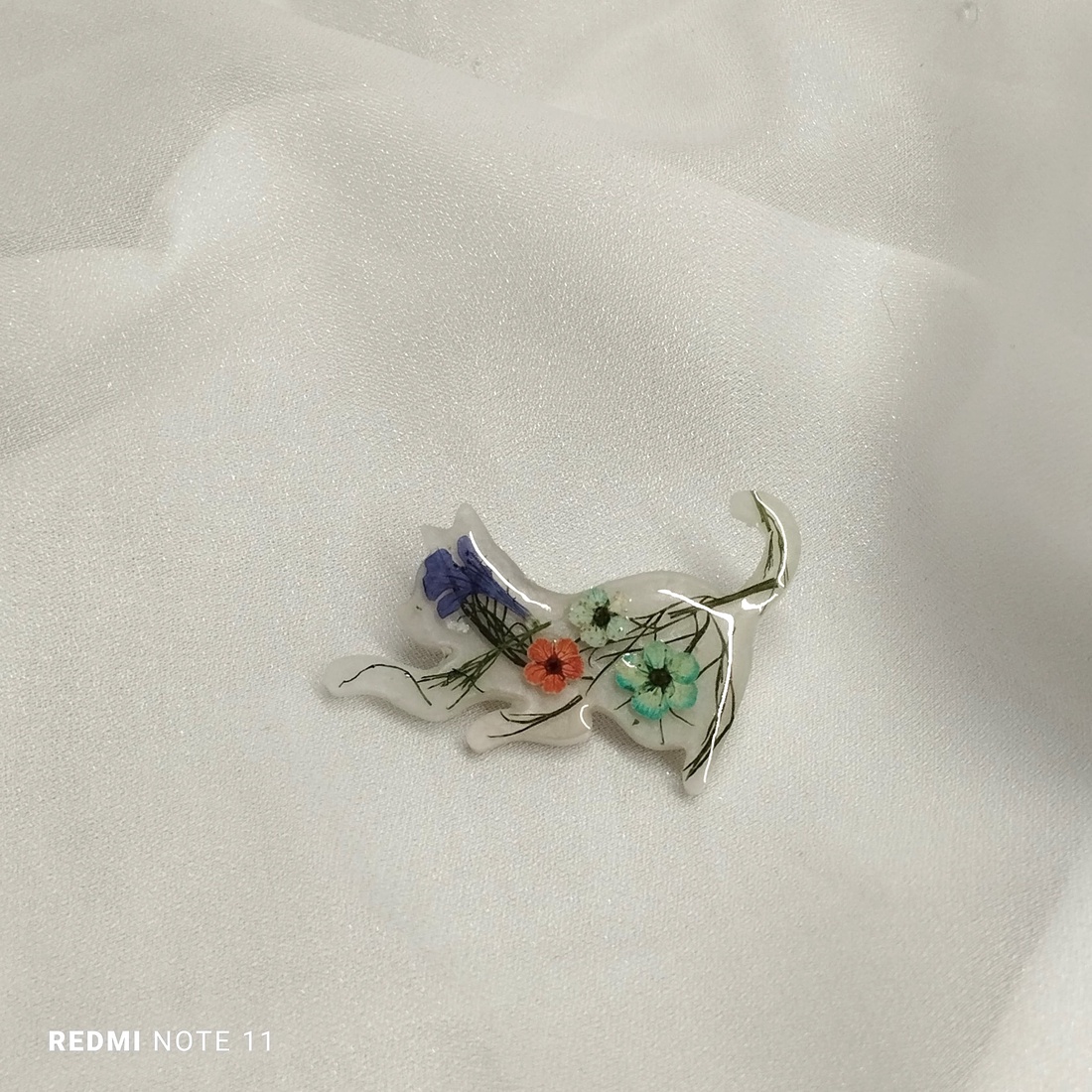 Broșă handmade unicat - din rasina 00693 - bijuterii - broșă, insigne - insigne - Artynos.ro Broșă handmade unicat - din rasina 00693 - bijuterii - broșă, insigne - insigne - Artynos.ro
