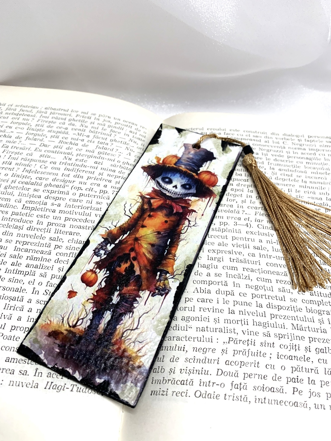 Semn de carte din lemn, decorat manual 00700 - cărți și creații cu tematică muzicală, cadouri - semn de carte - Artynos.ro Semn de carte din lemn, decorat manual 00700 - cărți și creații cu tematică muzicală, cadouri - semn de carte - Artynos.ro
