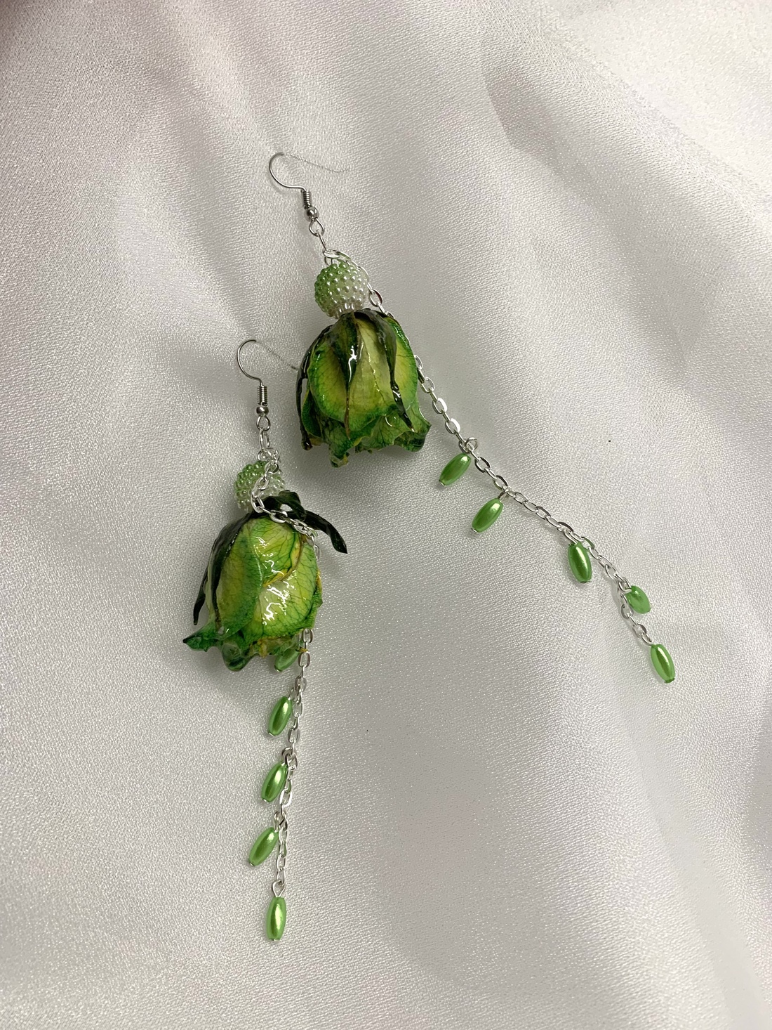 Cercei handmade unicat din rasina si trandafiri naturali 00712 - - Artynos.ro Cercei handmade unicat din rasina si trandafiri naturali 00712 - - Artynos.ro
