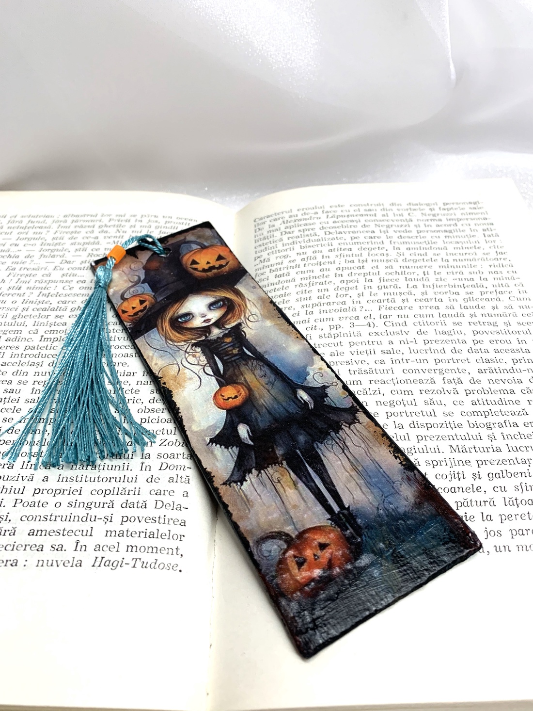 Semn de carte din lemn, decorat manual 00725 - cărți și creații cu tematică muzicală, cadouri - semn de carte - Artynos.ro Semn de carte din lemn, decorat manual 00725 - cărți și creații cu tematică muzicală, cadouri - semn de carte - Artynos.ro