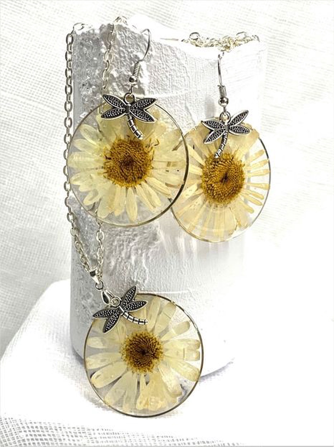 Set Bijuterii handmade unicat din rasina si flori naturale 00744 - - Artynos.ro Set Bijuterii handmade unicat din rasina si flori naturale 00744 - - Artynos.ro